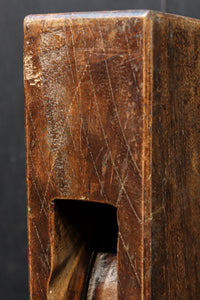 深みある古色に杢目が映える箱型の滑車 DC6599