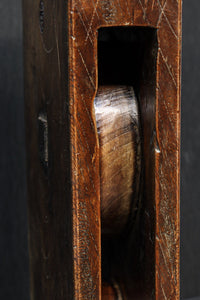 深みある古色に杢目が映える箱型の滑車 DC6599