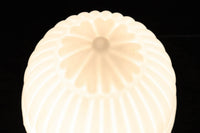 釣鐘型の乳白色プレスガラス笠の天井直付け灯 DC6815