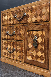 濃淡のあるチェック柄が可愛らしい桑材寄木細工の小引き出し DC6850