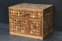 濃淡のあるチェック柄が可愛らしい桑材寄木細工の小引き出し DC6850