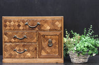 濃淡のあるチェック柄が可愛らしい桑材寄木細工の小引き出し DC6850