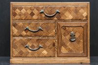 濃淡のあるチェック柄が可愛らしい桑材寄木細工の小引き出し DC6850