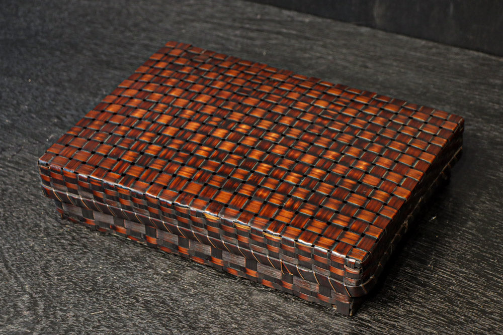 艶やかな編み目模様の味わい溢れる竹編み文入れ DC7007b – 古福庵