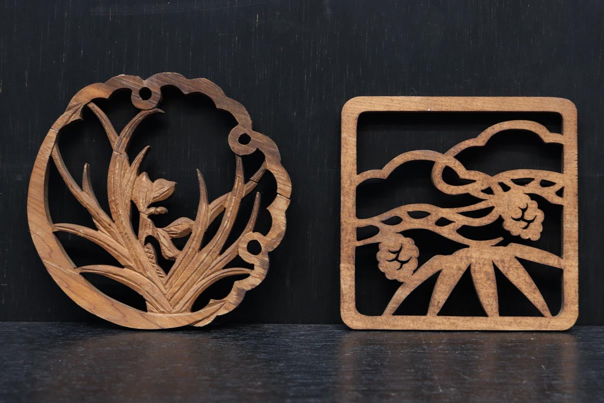 水仙と松の絵柄が可愛い木彫り細工 DC7040ab 在庫(a:1 b:1)個