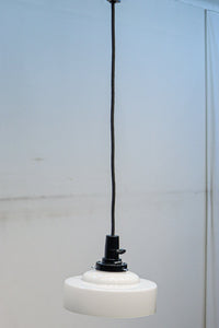 空間を引き立たせるシンプルなデザインの電笠 DC7145