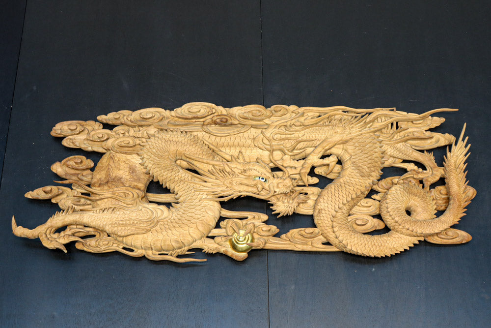 特大サイズ!!繊細で緻密な彫刻技術が生み出した眼光鋭い龍の彫刻