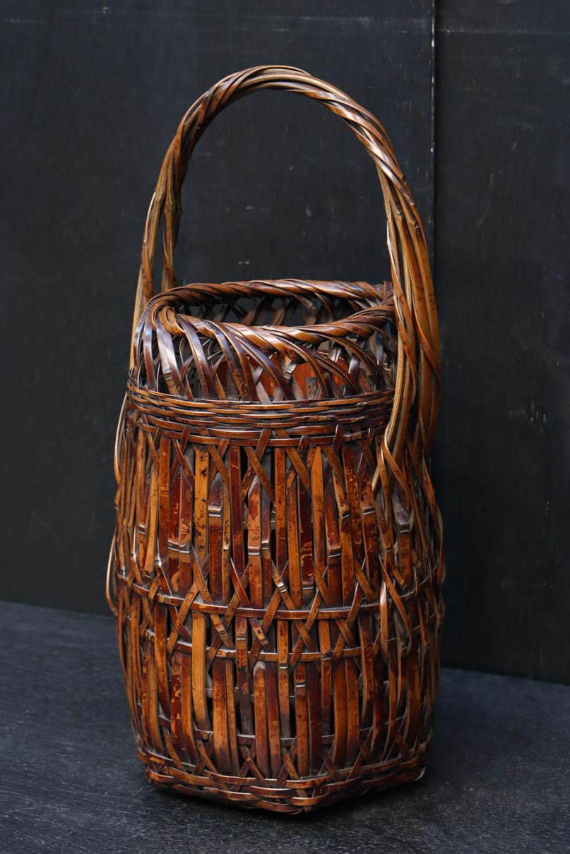 深みのある色彩で美しい上品な佇まいをした花カゴ DC7459 – 古福庵