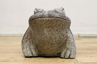 凛々しい表情をみせる親子ガエルの石像 DC7481