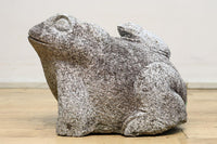 凛々しい表情をみせる親子ガエルの石像 DC7481