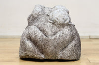 凛々しい表情をみせる親子ガエルの石像 DC7481