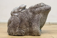 凛々しい表情をみせる親子ガエルの石像 DC7481