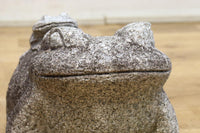 凛々しい表情をみせる親子ガエルの石像 DC7481