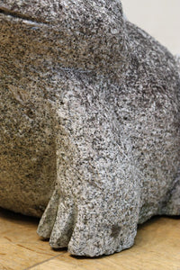 凛々しい表情をみせる親子ガエルの石像 DC7481