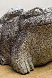 凛々しい表情をみせる親子ガエルの石像 DC7481