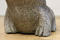 凛々しい表情をみせる親子ガエルの石像 DC7481