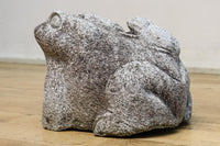 凛々しい表情をみせる親子ガエルの石像 DC7481