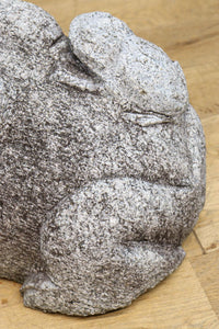 凛々しい表情をみせる親子ガエルの石像 DC7481