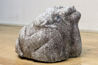 凛々しい表情をみせる親子ガエルの石像 DC7481