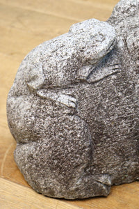 凛々しい表情をみせる親子ガエルの石像 DC7481