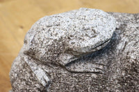 凛々しい表情をみせる親子ガエルの石像 DC7481