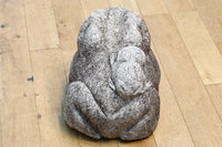 凛々しい表情をみせる親子ガエルの石像 DC7481