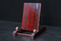 穏やかな杢目が浮かび味わいある中型の皿立て DC7497