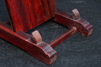 穏やかな杢目が浮かび味わいある中型の皿立て DC7497