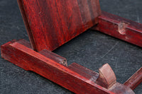 穏やかな杢目が浮かび味わいある中型の皿立て DC7497