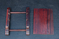 穏やかな杢目が浮かび味わいある中型の皿立て DC7497