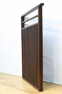 繊細な格子で上品な眺めの2つ折り衝立 DC7553