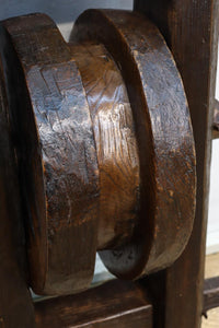 手作り感溢れる大型の木製滑車 DC7565