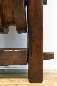 手作り感溢れる大型の木製滑車 DC7565