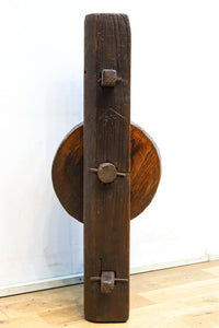 手作り感溢れる大型の木製滑車 DC7565