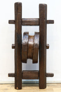 手作り感溢れる大型の木製滑車 DC7565