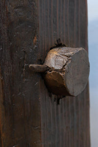 手作り感溢れる大型の木製滑車 DC7565