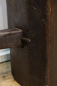 手作り感溢れる大型の木製滑車 DC7565