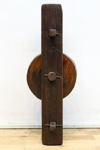 手作り感溢れる大型の木製滑車 DC7565