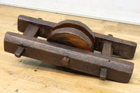 手作り感溢れる大型の木製滑車 DC7565