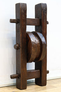 手作り感溢れる大型の木製滑車 DC7565