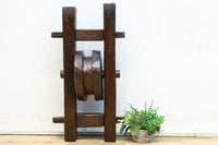 手作り感溢れる大型の木製滑車 DC7565