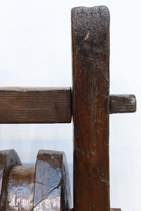 手作り感溢れる大型の木製滑車 DC7565