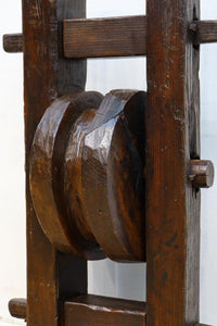 手作り感溢れる大型の木製滑車 DC7565