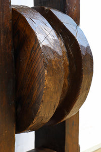 手作り感溢れる大型の木製滑車 DC7565