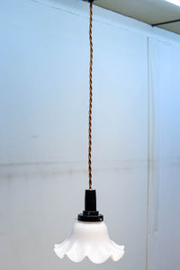 淡い乳白色をした可愛らしいフリルの電笠 DC7595