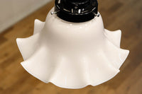 淡い乳白色をした可愛らしいフリルの電笠 DC7595