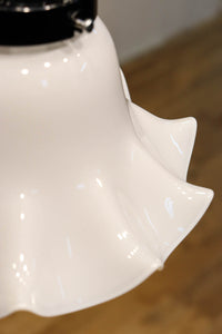 淡い乳白色をした可愛らしいフリルの電笠 DC7595