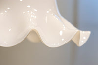 淡い乳白色をした可愛らしいフリルの電笠 DC7595