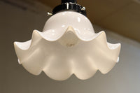 淡い乳白色をした可愛らしいフリルの電笠 DC7595