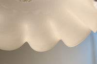 淡い乳白色をした可愛らしいフリルの電笠 DC7595